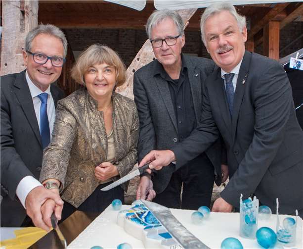 Die Geburtstagstorte schnitten (von links) Schulleiter Walter Dernbach, Museumsdirektorin Dr. Ruth Fabritius, Fördervereins-Vorsitzender Joachim Strasdas und Bürgermeister Stefan Raetz an.