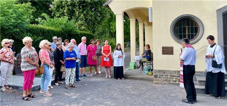 Die Gedenkplatte wurde an der Wand der Friedhofshalle in Irlich angebracht und feierlich eingeweiht. Foto: privat