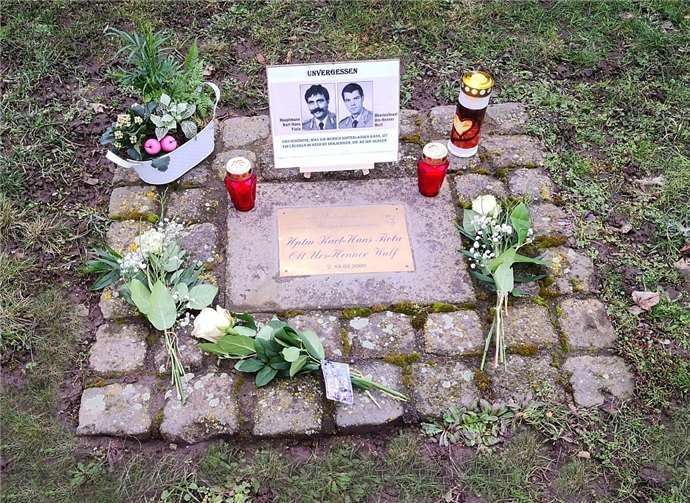 Die Gedenkplatte wurde an die Erinnerungsstätte der Heeresflieger an der ehemaligen Hauptwache verlegt.