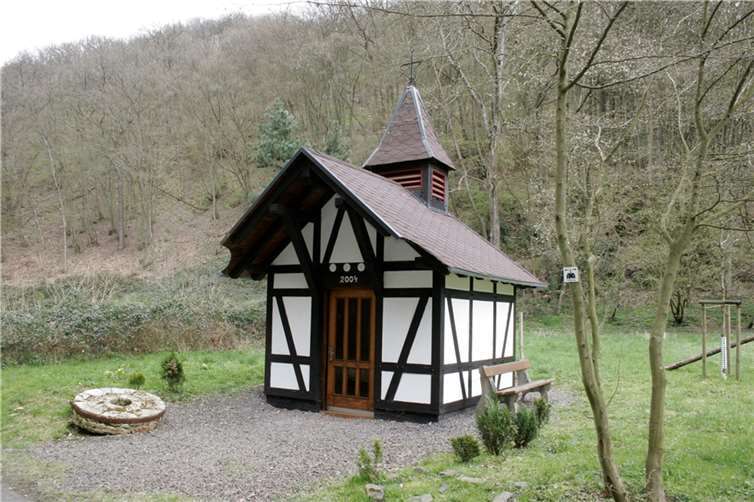 Die Gedenkstätte im Fockenbachtal ist eine Station der Pilgerwanderung. An dieser Stelle stand im 19. Jahrhundert eine Ölmühle, die Mutter Rosas Vater gepachtet hatte. Hier lebte die Ordensgründerin als junges Mädchen mit ihrer Familie.  Foto: Andrea Schulze