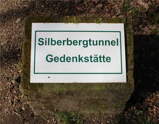 Die Gedenkstätte liegt unweit der bekannten Adenbachhütte.