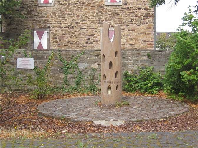 Die Gedenkstele in Odendorf. Fotos: privat