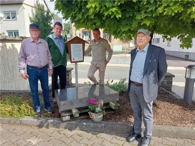 Die Gedenktafel „Letzter Posthalter von Freilingen – Ludwig Sayn“ wurde offiziell eingeweiht.  Fotos: privat