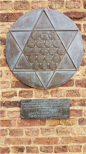Die Gedenktafel am Rathaus in Ringen.