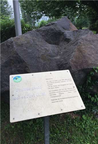 Die Gedenktafel an der alten B9 erinnert an den Fund eines römischen Votiv-Altares mit Weihesteinen am Vinxtbach.