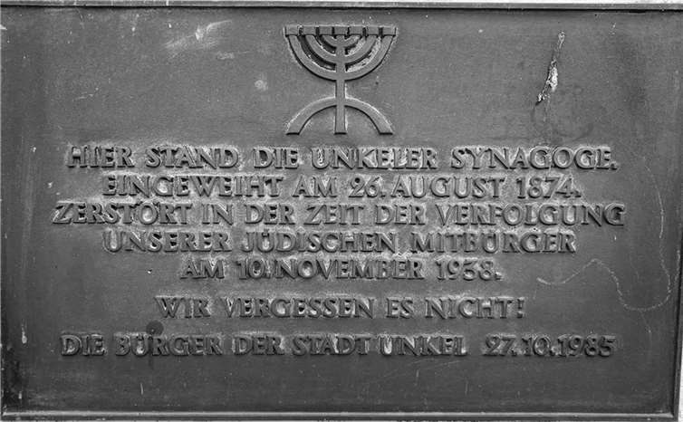 Die Gedenktafel für die Opfer der Pogromnacht an der Ecke Freiligrathstraße / Am Graben in Unkel. Foto: Stadt Unkel