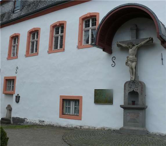 Die Gedenktafel ist jetzt auf der Rückseite des Rathauses zu sehen. Foto: privat