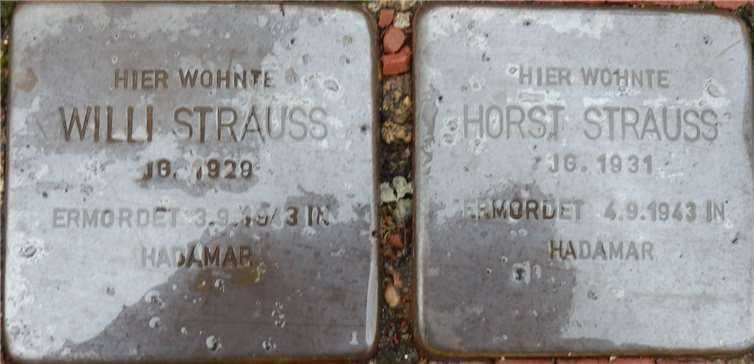 Die Gedenktafeln für die Brüder Strauss.