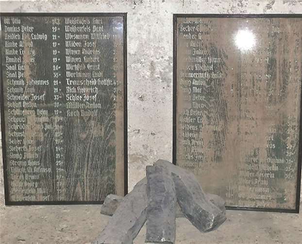 Die Gedenktafeln während der Ausstellung im Erpeler Eisenbahntunnel.privat