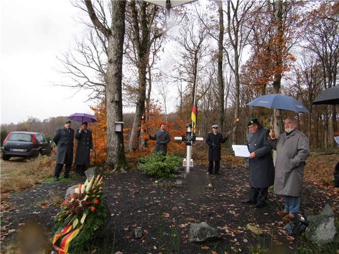 Die Gedenkveranstaltung Volkstrauertag am 19.11.2023 unter Leitung von Stabsfeldwebel der Reserve Klaus Grollius, Vorsitzender der Reservistenkameradschaft Dreisbacher Land wurde als Gedenkveranstaltung der Ortsgemeinde Steimel am „Flieger Kreuz“ im Steimeler Wald an der Absturzstelle an der am 23. Dezember 1944 der Pilot Feldwebel Johannes Kellner mit seiner Messerschmidt einer Me109 G6 den Fliegertod ereilte, abgehalten. Foto: privat