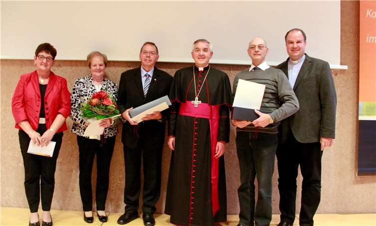 Die Geehrten: Hildegard Becker (v.li.), Brunhilde Geisen, Leo Freudenberg, Weihbischof Franz Josef Gebert, Werner Nolden und Jörg Schuh. privat