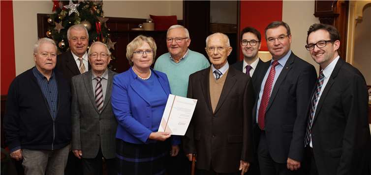 Die Geehrten: Karl-Heinz Brenner (1.v.li.), Bernhard Jäger (3.v.li.), Heribert Schmidgen (5.v.li.), Walter Lehnert (6.v.li.). Foto: Privat