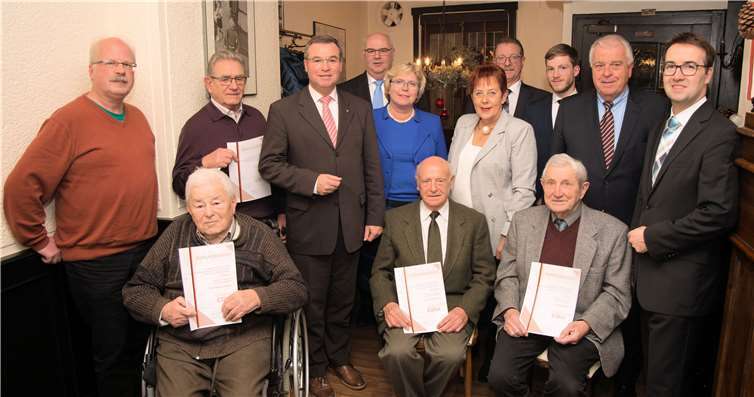 Die Geehrten Karl-Hubert Damian (v.l.n.r. sitzend), Willi Ueberbach, Wendelin Bell und Karl Mönch (3.v.l.) im Kreise der Gratulanten. privat