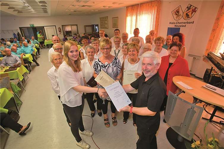 Die Geehrten Lena Ehlscheid, Birgit Kroll und Marion Schumacher mit Wilfried Stopperich und Silvia Holzhauser vom Kreischorverband (erste Reihe v.l.).