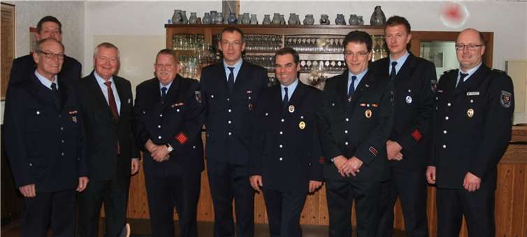 Die Geehrten Manfred Knauß, Josef Eyl, Michael Leimpeters, Markus-Peter Kirst, Reiner Kröff, Christian Schneider (von links) mit Löschzugführer Bernd Essing (zweiter von links), Bürgermeister Reiner Kilgen (dritter von links) und Wehr- und Amtsleiter Wilfried Hausmann (rechts). privat