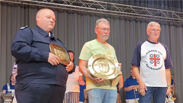 Die Geehrten Uwe Mayer (l.) und Günther Gries (Mitte) mit Ortsbürgermeister Lothar Kalter (r.) beim Fototermin nach den Ehrungen.  Foto: OG Ochtendung