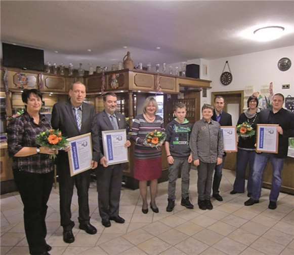 Die Geehrten Werner Nachtsheim mit Frau Rita, Jürgen Schneider mit Frau Helga, Melvin Molitor, Johannes Loosen, Thomas Rossi und Jessica und Markus Loosen (von links nach rechts). privat