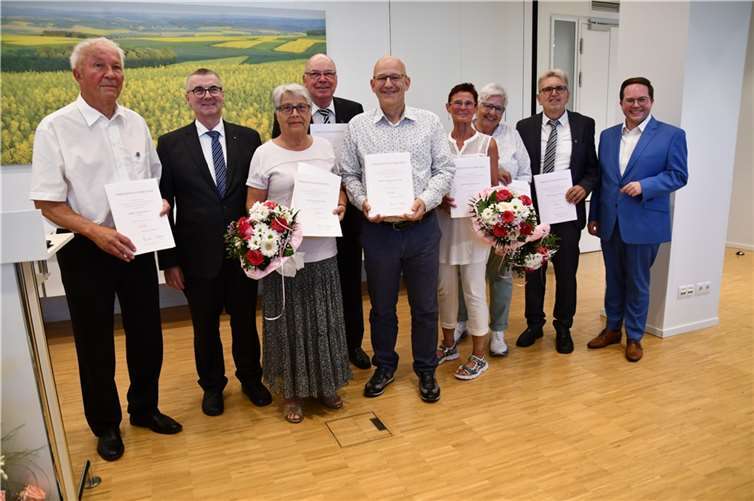 Die Geehrten Willi Brück aus Monreal (links), Renate Mennicken aus Weitersburg (3.v.l.), Otto Barz aus Ettringen (4.v.l.), Werner Blasweiler aus Mayen (Mitte), Hedwig Hickmann (4.v.r) und Theresia Eckhoff (3.v.r.) aus Plaidt sowie Bernhard Peter Stumm aus Dieblich (2.v.r.) gemeinsam mit Landrat Dr. Alexander Saftig (2.v.l.) und dem Ersten Kreisbeigeordneten Pascal Badziong (rechts).  Foto: Kreisverwaltung/Wiebke Schäfer