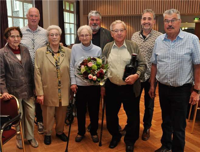 Die Geehrten ältesten Teilnehmer, Rosemarie Schuh, Toni Hilger, Hannelore Spitzlei und Marlies Morhardt mit Stadtbürgermeister Hans-Peter Ammel, Edgar Gierolstein, Achim Grün und Frank Post.