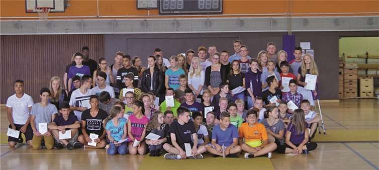Die Geehrten alle Klassenstufen in der Turnhalle.privat