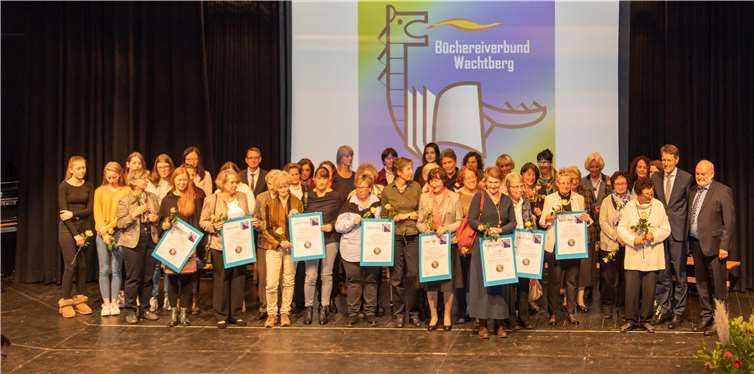 Die Geehrten bekamen Urkunden.Fotos: CEW