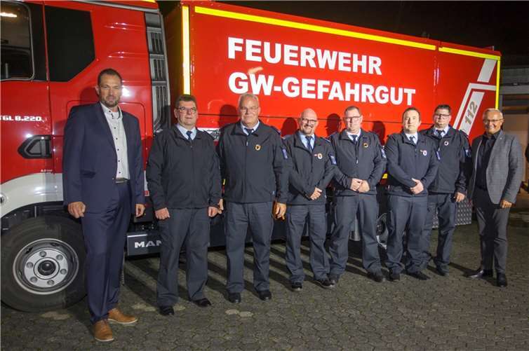 Die Geehrten des Abends mit Bürgermeister Seiler, Wehrleiter Schmidt und Landrat Hallerbach.  Fotos: Feuerwehr VG Dierdorf/Wolfgang Tischler
