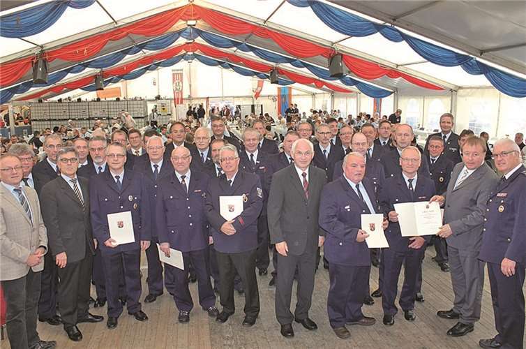 Die Geehrten des Goldenen Feuerwehr-Ehrenzeichens für 35- oder 45-jährige Zugehörigkeit.RERE