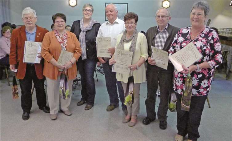 Die Geehrten des Mandolinenclubs v.l.n.r.: Jürgen Glahé, Rosemarie Baulig, Maria Zerwas, Richard Stein, Leni Schwoll, Karl-Heinz Böhm, Christa Dötsch.Günther Mallmann