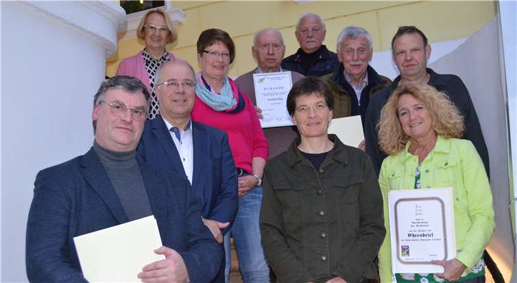 Die Geehrten des Ski-Clubs Remagen um den Vorsitzenden Bernd Hornbostel (l.) und den Vizepräsidenten des Skiverbandes Rheinland Joachim Klein (2.v.l.). Foto: -ab-