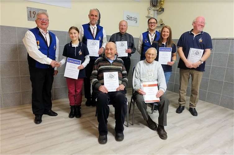 Die Geehrten empfingen ihre Urkundem-  Foto: privat