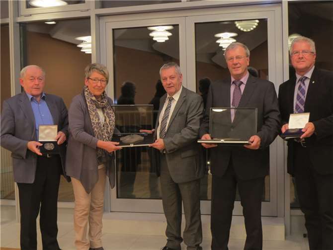 Die Geehrten erhielten Medaillen als Ehrenzeichen.