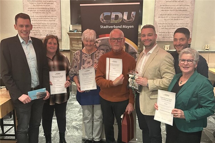 Die Geehrten erhielten Urkunden. 