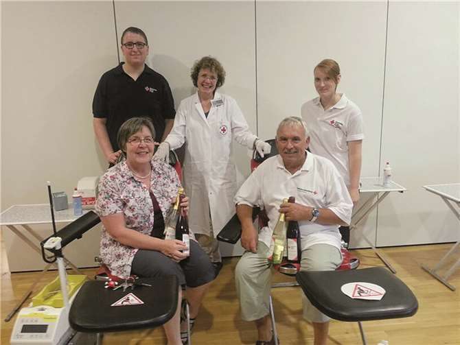 Die Geehrten erhielten für ihre Spendenbereitschaft ein Weinpräsent durch den Ortsverein Nickenich.Privat