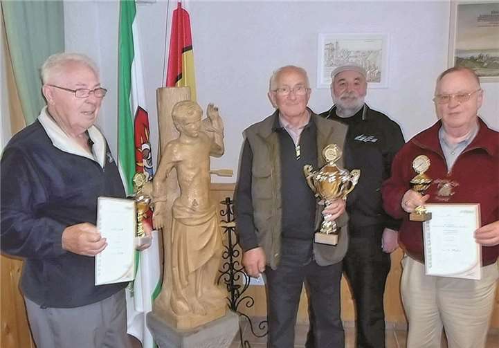 Die Geehrten freuen sich über die Pokale und Urkunden. privat