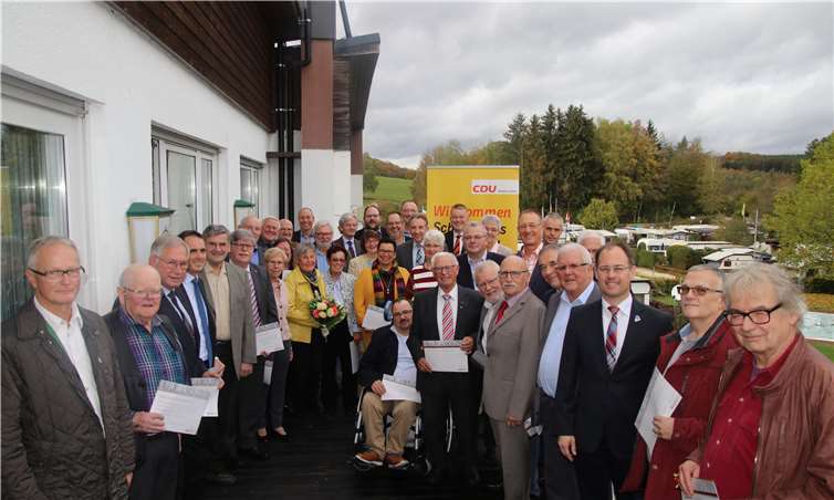 Die Geehrten freuten sich über Urkunden, Wein- und Blumenpräsente. Foto: Marcel Willig