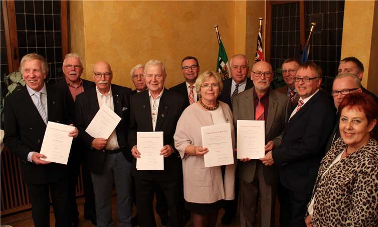 Die Geehrten gemeinsam mit den Vertretern der Politik. DU