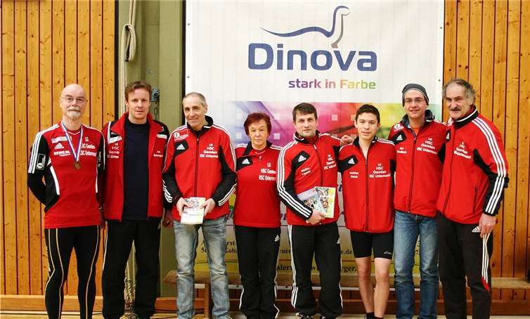 Die Geehrten (in der Mitte mit BL) inmitten ihrer LG-Laufkollegen in Horchheim.privat