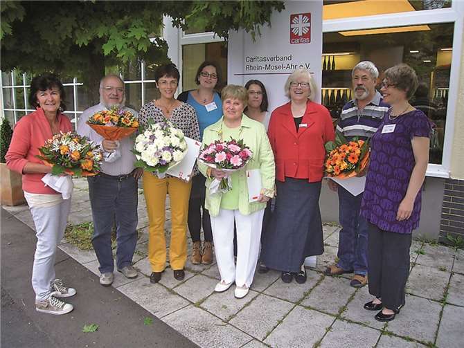 Die Geehrten (m. Blumen v.l.): Edith Simons, Wilhelm Beckmann, Pia Herwig, Ursula Schlösser und Ludwig Bröhl.privat