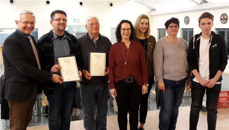 Die Geehrten mit Achim Hallerbach und Melanie Woelk.