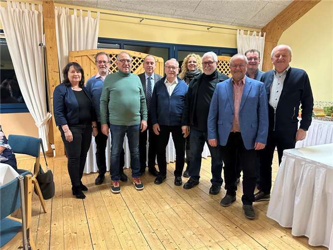 Die Geehrten mit Bürgermeister Johannes Bell (4.v.l.).  Foto: ROB