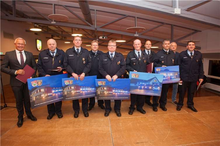 Die Geehrten mit Landrat Achim Hallerbach, Beigeordnetem Hans-Martin Born, BKI Holger Kurz, und Wehrleiter Alexander Neuer. Quellen:Feuerwehr VG Puderbach