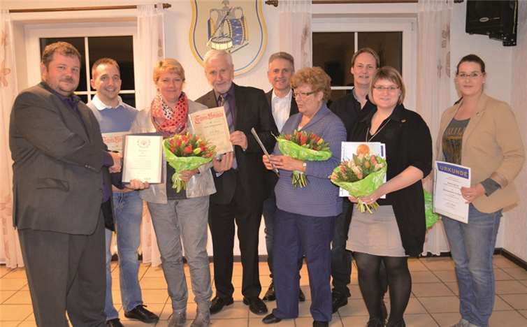 Die Geehrten mit dem Ersten und 2. Vorsitzenden, Adi Görres und Peter Burghardt, sowie dem Kreismusikvorsitzenden Christoph Schnittker. AB