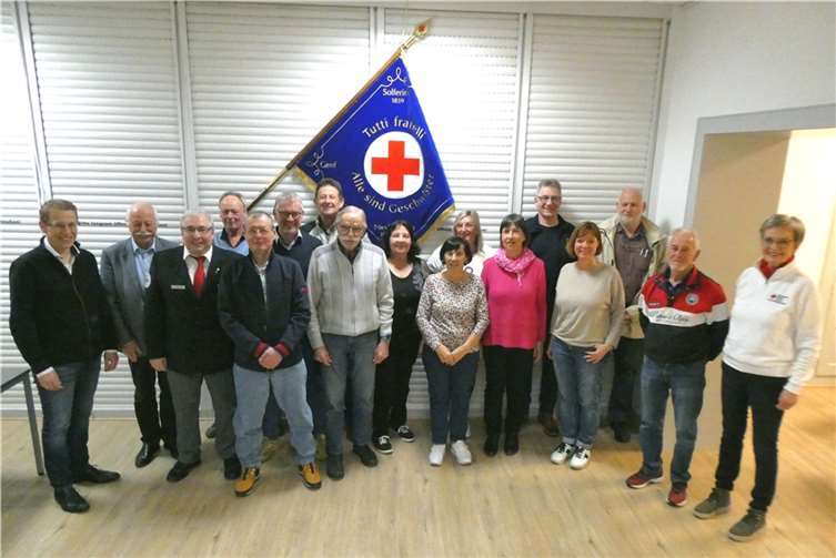 Die Geehrten mit dem Vorsitzenden (3.v.li.) und Theresia Lindener (re.). Quelle: DRK-Ortsverein Niederzissen