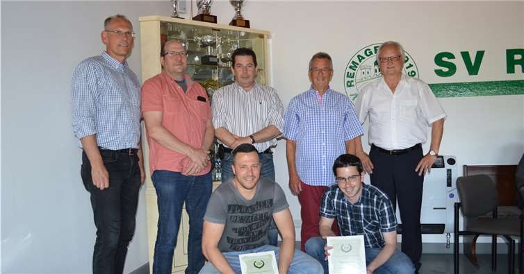 Die Geehrten mit dem ersten Vorsitzenden Peter Filla (r.) und dem zweiten Vorsitzenden Florian Gottschalk (l.): Florian Gottschalk, Rolf Bey, Andreas Schuster, Herbert Breuer und Peter Filla, vorne v.l. Björn Güttes, Alexander Pax (v.l.). AB