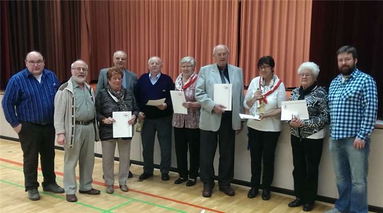 Die Geehrten mit den Urkunden: Werner Macher, Helmut Koch, Ria Marx, Heinz Marx, Oswald Weinheimer, Helga Gassen, Ewald Flöck, Elvira Schulz, Else Erbar und Alexander Daun (v. l.) privat