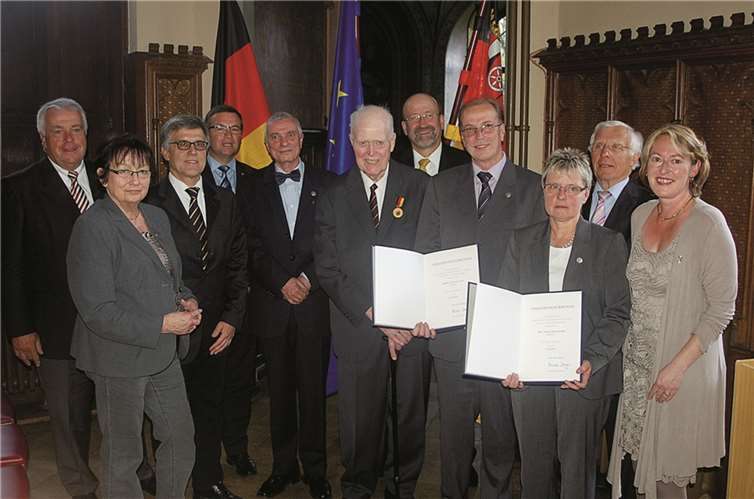 Die Geehrten mit den zahlreichen Gratulanten: die Landtagsabgeordneten Guido Ernst und Horst Gies, der Kreisbeigeordnete Fritz Langenhorst, die Bürgermeister Wolfgang Kroeger (Sinzig) und Herbert Georgi (Remagen) sowie Sinzigs Beigeordnete Charlotte Hager und Staatssekretärin Beate Reich.RÜ