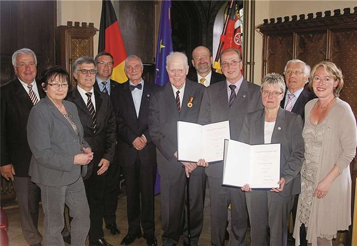 Die Geehrten mit den zahlreichen Gratulanten: die Landtagsabgeordneten Guido Ernst und Horst Gies, der Kreisbeigeordnete Fritz Langenhorst, die Bürgermeister Wolfgang Kroeger (Sinzig) und Herbert Georgi (Remagen) sowie Sinzigs Beigeordnete Charlotte Hager und Staatssekretärin Beate Reich.RÜ