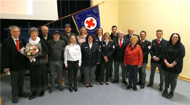 Die Geehrten mit der Landesbereitschaftsleiterin (9.v.r), dem DRK-Kreis-Präsidenten. Foto: privat