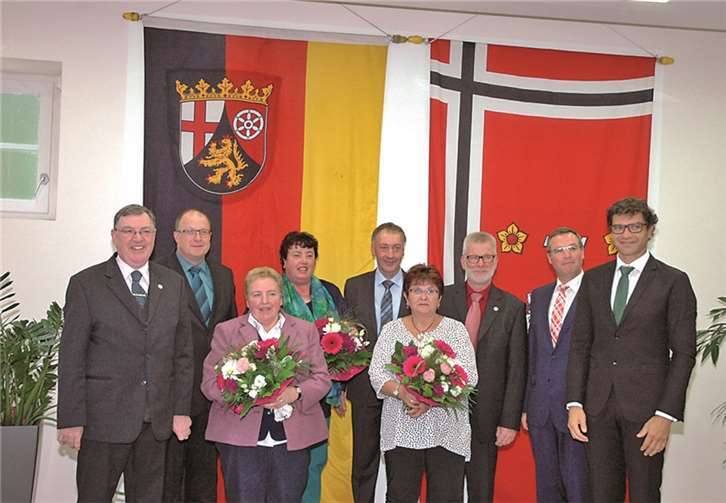 Die Geehrten mit ihren Ehefrauen und Lebenspartnerinnen.