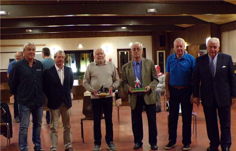 Die Geehrten mit ihren Laudatoren und langjährigen Vereinskameraden und Freunden (v.li.): Rainer Distelrath, Bernward Reifferscheid, Egon Lammerich, Heinz Jung, Franz-Josef Keiman und Guido Ernst. Foto: privat